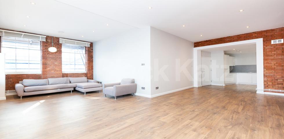 			VIRTUAL TOUR AVAILABLE!, 3 Bedroom, 1 bath, 1 reception Apartment			 Dove Road, CANONBURY-ISLINGTON